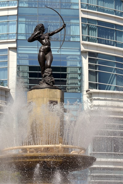 人在喷泉雕像

